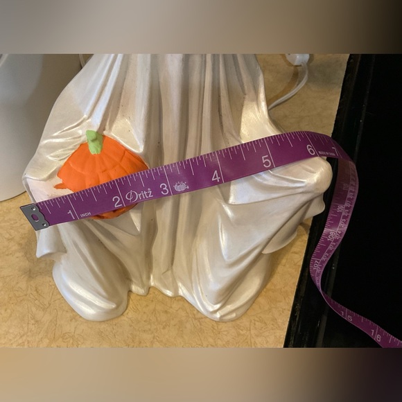 Handcrafted: Ceramic white ghost holding small pumpkin with detachable cord. - Picture 7 of 10